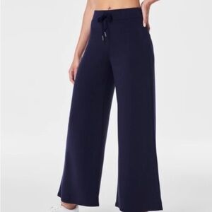 SPANX air essentials cropped wide leg in Navy